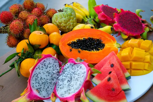 Egzotik tropikal meyveli meyve tabağı. Karpuz papaya pitahaya rambutan elma şekeri mango muzları