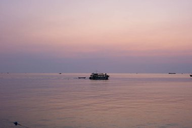 Evlilik köprüsü. Adadaki bir evliliği kaydettirmek için en güzel yer. Aşk yolculuğu romantizmi. Akşam üstü. Günbatımı şehri, Phu Quoc, Vietnam 09.26.2024. 