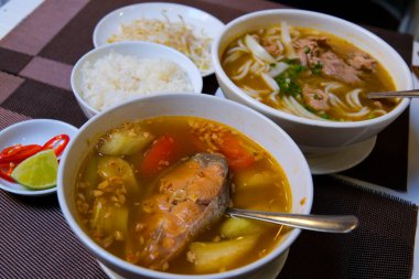 Fin balık çorbası, baharatlı kırmızı balık ve koyu taştan bir arka planda taze dereotu. Kopyalama alanı olan üst görünüm... Kırmızı balıklı balık çorbası.