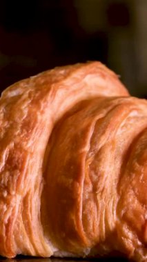 Taze pişmiş havyar ve kendisi siyah arka plandaki koyu mermer tabakta uzanır lezzetli hamur işlerinin her gözenekli kısmına iştah açıcı bir şekilde yaklaşır. 