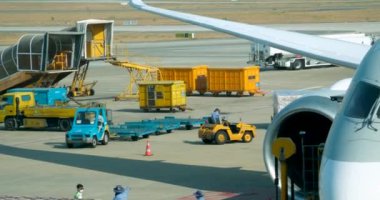 Havaalanı Katar Hava Yolları uçakları, havalimanı Katar Doha 06.11.2024 'teki pencere çalışanlarından bagaj görüntüsü yüklüyorlar.