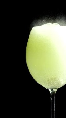 Kapalı tabletler bir bardak suda çözünüyor. Karanlık bir arka plan. C vitamini köpürüyor. Bardakta köpükler olan kaynar su.