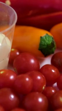 Masa domatesleri salatalıklar tatlı biberli fesleğenli kiraz domatesleri kokteyl domatesleri. sebze