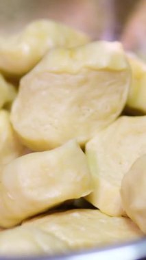 Geleneksel Çin böreği yapıyorum. Hamur köftesi ambalajlarını aç ve demir bir leğene koy.