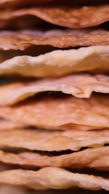 Yukardan Ev Yapımı Un Tortillası 'nın 4K Videosu. Mutfakta mükemmel tortilla yapmak. Kek katmanları, lavaş, tortilla 