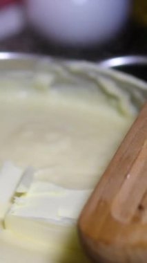 Tereyağlı irmik lapası. lapaya tereyağı ekle