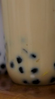 Boba ya da tapyoka incileri, kahverengi şeker aromalı plastik fincanda Tayvan balonlu süt çayıdır. Buble Çayı