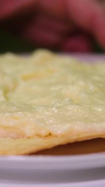 Tanımlanamayan pasta şefi katmanlı kremalı pasta hazırlıyor. Pastaya krema sür.