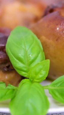 Taze hazırlanmış ördek göğsünü jöleli elmalarla yemek. Elmalı kaz ördeği