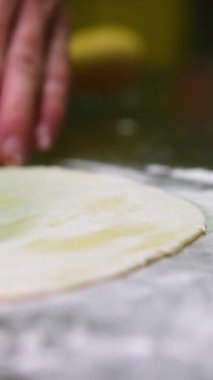 Adım adım kruvasan hazırlama süreci. Un, yumurta, tereyağı, süt, şeker ve hamur karıştırıcının eklenmesinden başlayarak, ince bir şekilde sunuluyor. Lastik kapladıktan sonra, hamur soğuyor. Tepside bir sürü kruvasan var. 4k