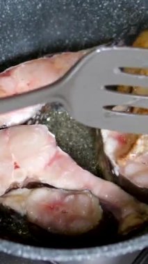 Vietnam çorbasında sevilen domatesli Asya tarif balığı. Kendi suyunda domatesli balık güveci.