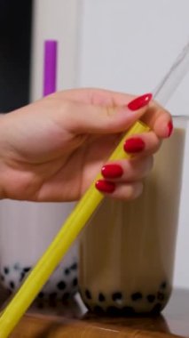 Boba ya da tapyoka incileri, kahverengi şeker aromalı plastik fincanda Tayvan balonlu süt çayıdır. Buble Çayı