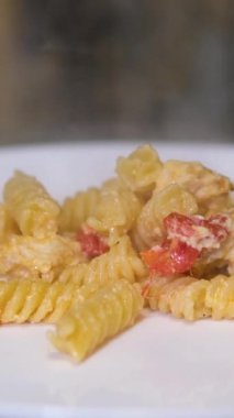 Spiral makarna parçaları yavaş yavaş pişirilmeye hazır. Girandole şeklindeki İtalyan makarnası masada. 