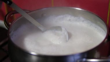 Süt kaynadı ve akıp gitti. Kaynar süt tavadan gaz sobasına akar. İnekler sütü bir tencerede kaynatır ve dışarı akar. Süt kaçtı. kaynatılmış süt 