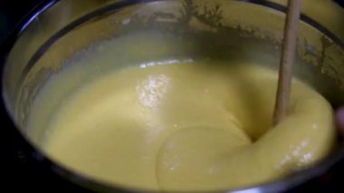 Fırında Kek İçin Fırça ile Hamur Kuşu. Şef Cook Tatlı Karıştırma Hamuru. Krep Mutfağı. Fırın için çırpma tozu. Pişirmek unu krep için yumurtalarla karıştırır. Ev Mutfağında Kahvaltı Hazırlanıyor