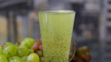 Genç köpüren şarabı cam bir öksürüğe dökün C vitamini için suda çözünür.