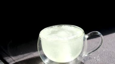 Mutluluk tabletinin makro çekimi saf su izole edilmiş siyah arka planda kabarcıklarla çözülür. Evde tedavi görürken grip ve ilaçlara karşı C vitamini. Çözülebilir C vitamini