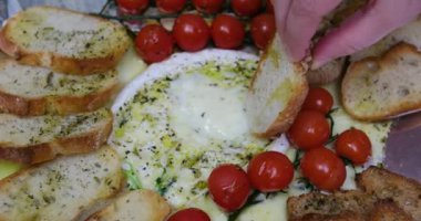 Sarımsaklı kamembert peyniri, kekik ve kızarmış ekmek. Fransız mutfağı..