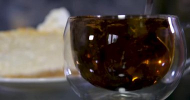 Tabakta cheesecake dilimi servis ediyorum. Klasik New York peynirli keki. Siyah çay demle.