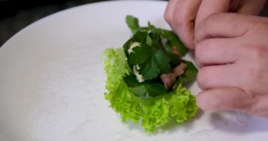 Tavuklu börek ya da pirinç kağıdında karides, tatlı ve ekşi sos, yakın plan, geleneksel Kore Çin yemeği. Yumurta ruloları aşama aşama işlem yapıyor