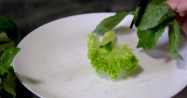 Tavuklu börek ya da pirinç kağıdında karides, tatlı ve ekşi sos, yakın plan, geleneksel Kore Çin yemeği. Yumurta ruloları aşama aşama işlem yapıyor