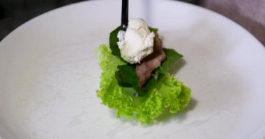 Tavuklu börek ya da pirinç kağıdında karides, tatlı ve ekşi sos, yakın plan, geleneksel Kore Çin yemeği. Yumurta ruloları aşama aşama işlem yapıyor