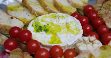 Sarımsaklı kamembert peyniri, kekik ve kızarmış ekmek. Fransız mutfağı..