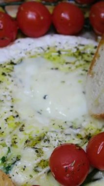 Sarımsaklı kamembert peyniri, kekik ve kızarmış ekmek. Fransız mutfağı..