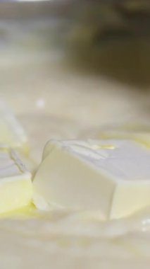 Pasta hamuru yapıyor, el hamur malzemelerini ekliyor. Yulaf lapasını tereyağıyla mahvedemezsin.