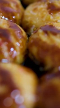 Fırında fırınlanmış peynirli suşi temposu. Paket olarak da unagi sosu ile meşale dökülüyor.