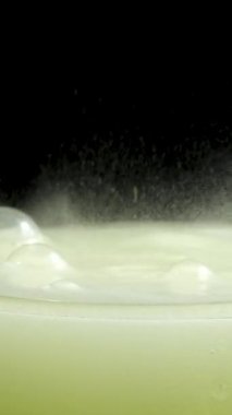 Fışkırtıcı tablet temiz su bardağına düştü. C vitamini, B ve Çinko. Gribi önleme