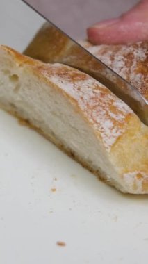 Beyaz buğday ekmeğini yakın plan, taze buğday unu Fransız ekmeği.