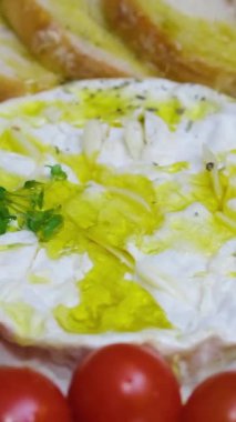 Sarımsaklı kamembert peyniri, kekik ve kızarmış ekmek. Fransız mutfağı..