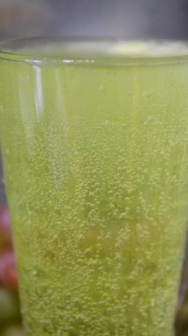 Genç köpüren şarabı cam bir öksürüğe dökün C vitamini için suda çözünür.