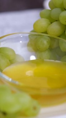 Peynirli Bal ve Üzüm. Adam bal ve üzümlü peynir tadıyor. Gurme aperatifler ya da atıştırmalıklar, antipasto, antipasti. Üzüm peyniri tatlım.