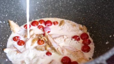 Kremalı tavuklu güveç domatesleri erişte sosu hazırlayın. makarna carbonara sosu hazırlama