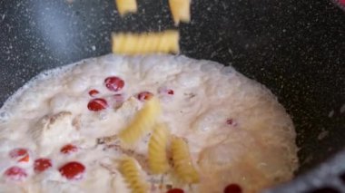 Kremalı tavuklu güveç domatesleri erişte sosu hazırlayın. makarna carbonara sosu hazırlama