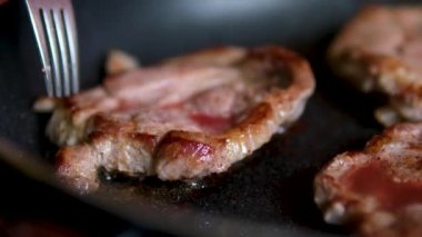 Şef ızgarada domuz boynundan biftek hazırlıyor. Domuz boynu