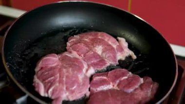 Şef ızgarada domuz boynundan biftek hazırlıyor. Domuz boynu