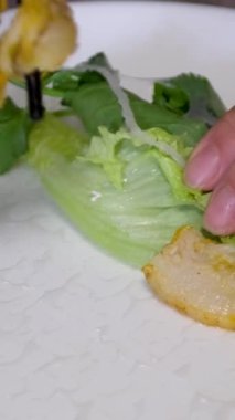 Tavuklu börek ya da pirinç kağıdında karides, tatlı ve ekşi sos, yakın plan, geleneksel Kore Çin yemeği. Yumurta ruloları aşama aşama işlem yapıyor