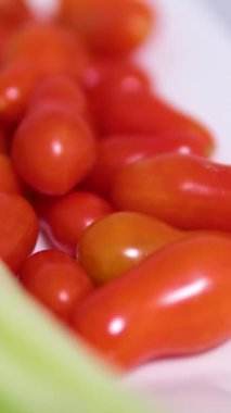 Sebze, domates, salatalık, biber, fesleğen. Sebzeli tabak. sebze doğrama