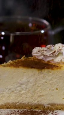 Tabakta cheesecake dilimi servis ediyorum. Klasik New York peynirli keki. Siyah çay demle.