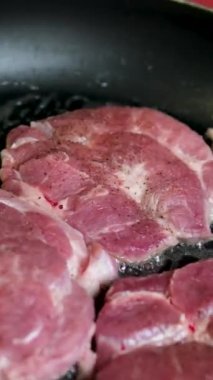 Şef ızgarada domuz boynundan biftek hazırlıyor. Domuz boynu