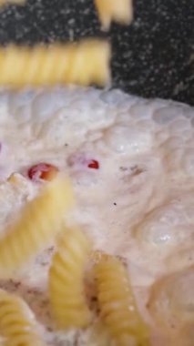 Kremalı tavuklu güveç domatesleri erişte sosu hazırlayın. makarna carbonara sosu hazırlama