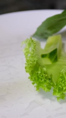 Tavuklu börek ya da pirinç kağıdında karides, tatlı ve ekşi sos, yakın plan, geleneksel Kore Çin yemeği. Yumurta ruloları aşama aşama işlem yapıyor