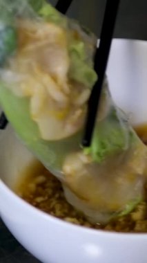 Tavuklu börek ya da pirinç kağıdında karides, tatlı ve ekşi sos, yakın plan, geleneksel Kore Çin yemeği. Yumurta ruloları aşama aşama işlem yapıyor