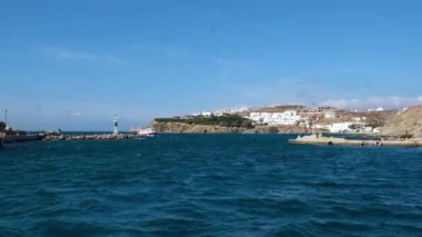 Yunanistan Mykonos Adası 'ndaki Mykonos adasındaki beyaz evler Yunanistan' ın Kiklad kentinde beyaz ve mavi evleri bulunan Mykonos adası sokak manzaralı