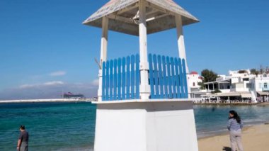 Cankurtaran kulesi Şehir turistlerinde gerçek hayat güneşli bir günlük turda liman tekneleri evleri Yunanistan Mykonos 11.24.2024