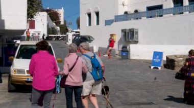Şehirdeki turistlerin gerçek hayatı güneşli bir günde liman teknelerini gezerek Yunanistan 'ı geziyor. Mykonos 11.24.2024