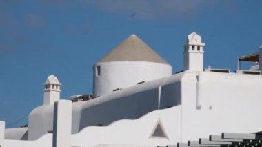 Yunanistan Mykonos Adası 'ndaki Mykonos adasındaki beyaz evler Yunanistan' ın Kiklad kentinde beyaz ve mavi evleri bulunan Mykonos adası sokak manzaralı
